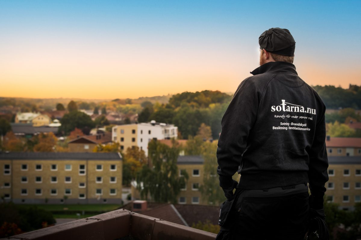 Sotare på ett tak med utsikt över Ronneby